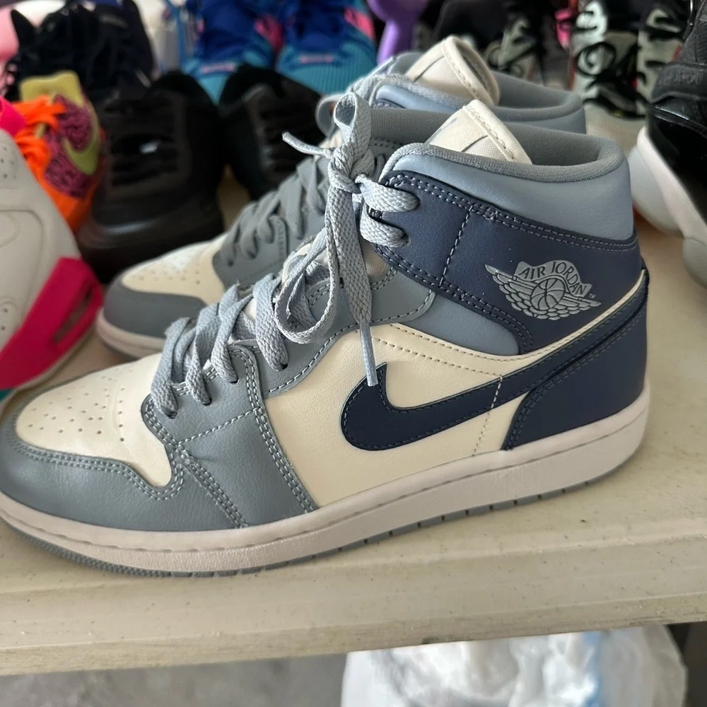 Air Jordan 1 Mid “Wolf Grey/Armory Navy” - Picture 3 of 6